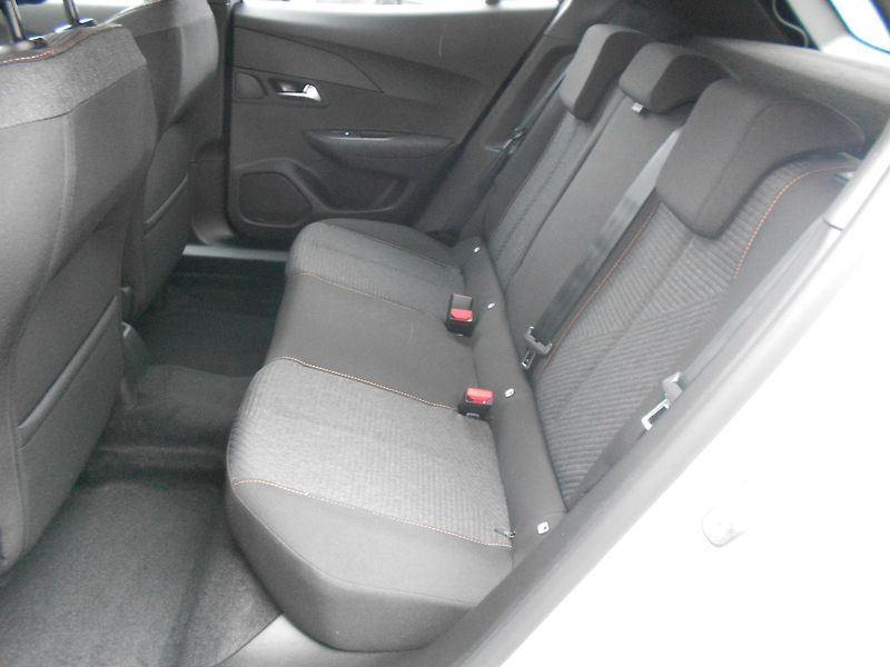 Peugeot 2008 BUSINESS Hybrid 110 e-DCS6  - fotka 8 z 8