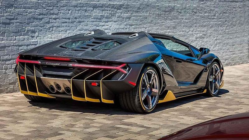 Rozbalování vzácného supersportu Lamborghini Centenario Roadster.