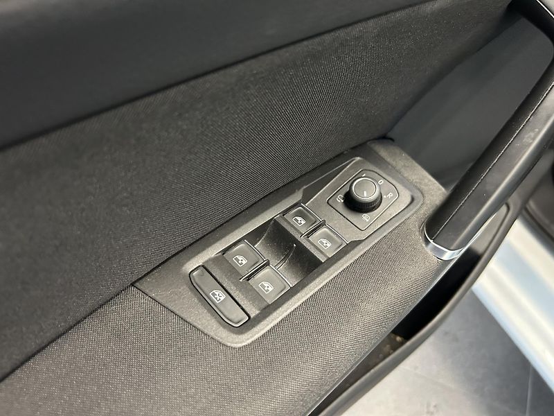 Volkswagen Touran (2023) 2.0TDi Highline LED Kamera TZ - fotka 7 z 35