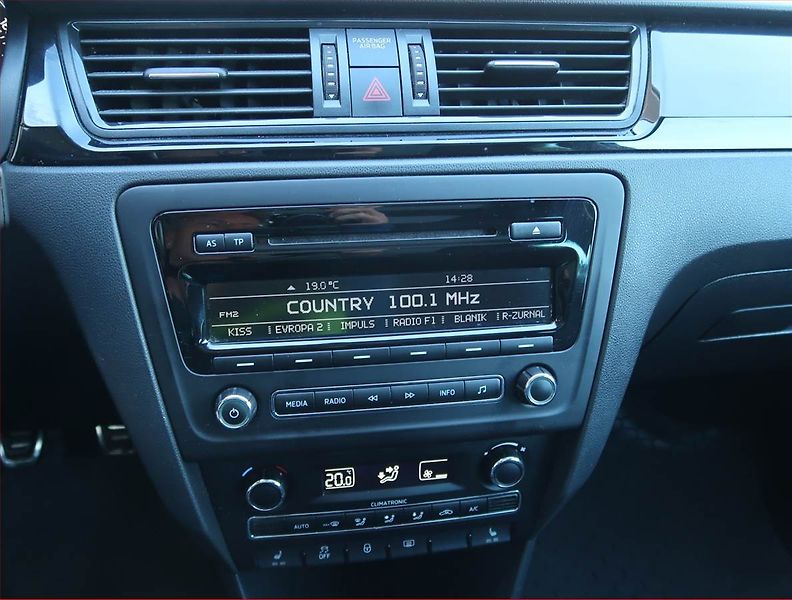 Škoda Rapid (2014) Spaceback 1.2 TSI, Xenony - fotka 12 z 15