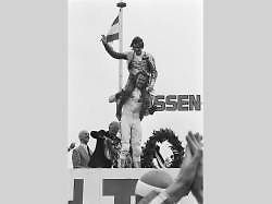 Barry Sheene (vpravo) byl legendáním motocyklovým závodníkem. Byl také známý tím, že bojkoval okruh v Brně. Na snímku je s Wilem Hartogem po závodě TT v Assenu.
