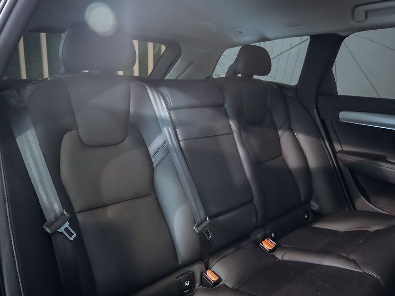 Volvo V90 2.0 T8 AWD Momentum - EL SPZ - fotka 23 z 24