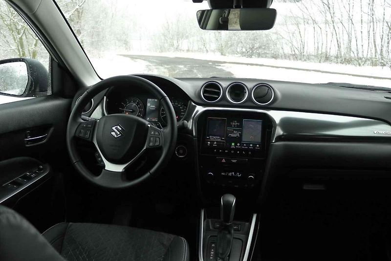 Suzuki Vitara je malé, ale schopné SUV. Prvky ze staré školy budou pro leckoho výhodou.