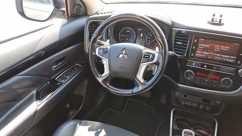 Mitsubishi Outlander 2.4 PHEV 4WD Business - fotka 15 z 28