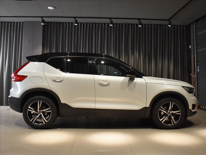 Volvo XC40 2,0 B4 AWD R-design BLIS - fotka 3 z 25