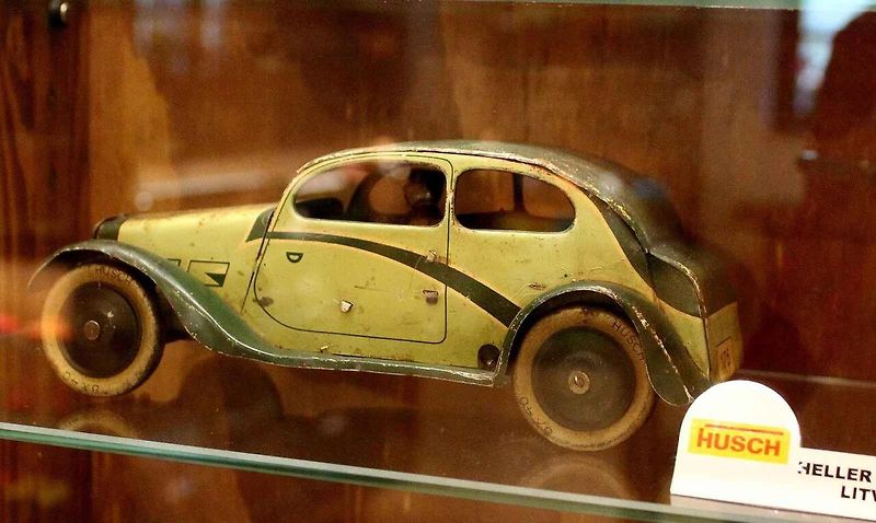 Společnost Heller & Schiller z Horního Litvínova vyráběla kromě vláčků, kolejišť a doplňků také širokou plejádu modelů automobilů. Na snímku je jeden vystavený v Muzeu hraček v Kruoce u Teplic.
