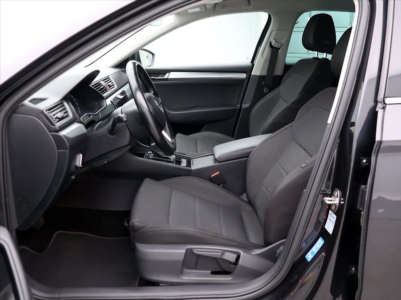 Škoda Superb 1,6 TDI 88kW DSG Aut.klima - fotka 10 z 33