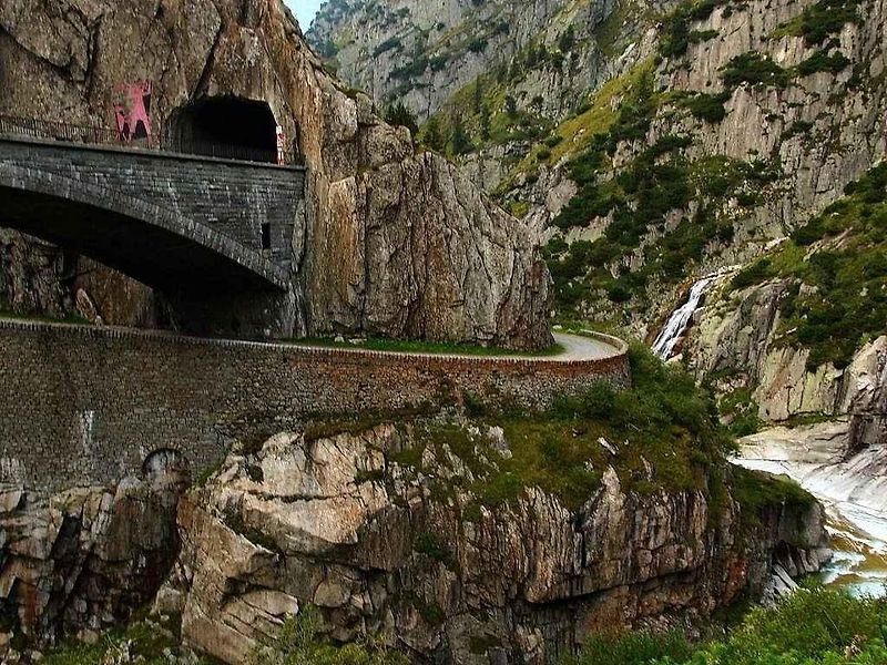 Grimsel Pass, v pozadí parádní Furka Pass