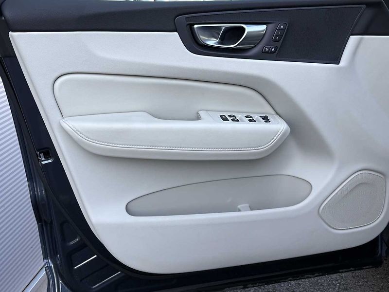 Volvo XC60 PLUS T6 AWD PHEV ACC,BLIS - fotka 16 z 22