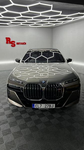 BMW Řada 7 (2023) M760e xDrive Individual, 420 k - fotka 1 z 18