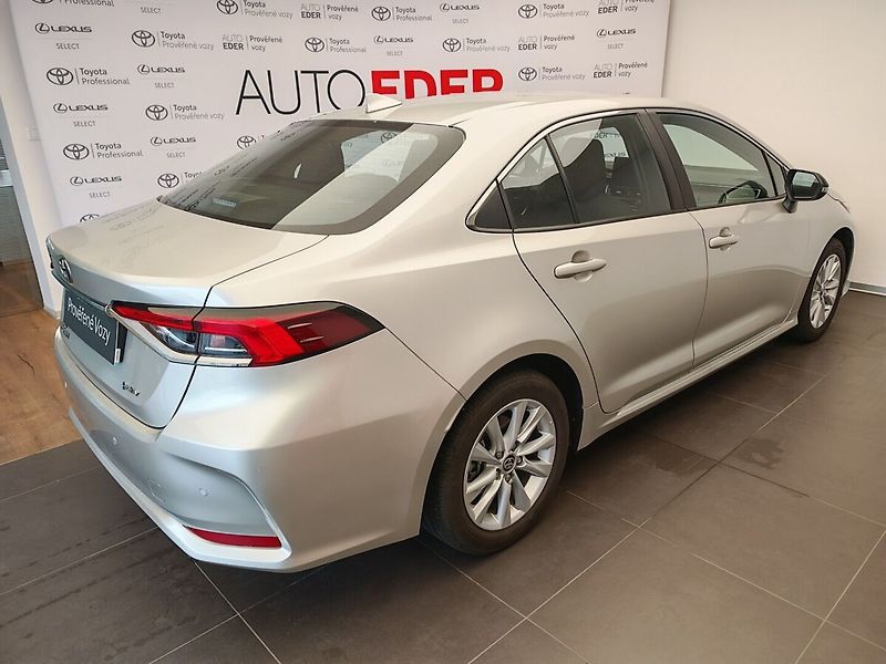 Toyota Corolla 1.8 Hybrid Comfort e-CVT sedan - fotka 4 z 36