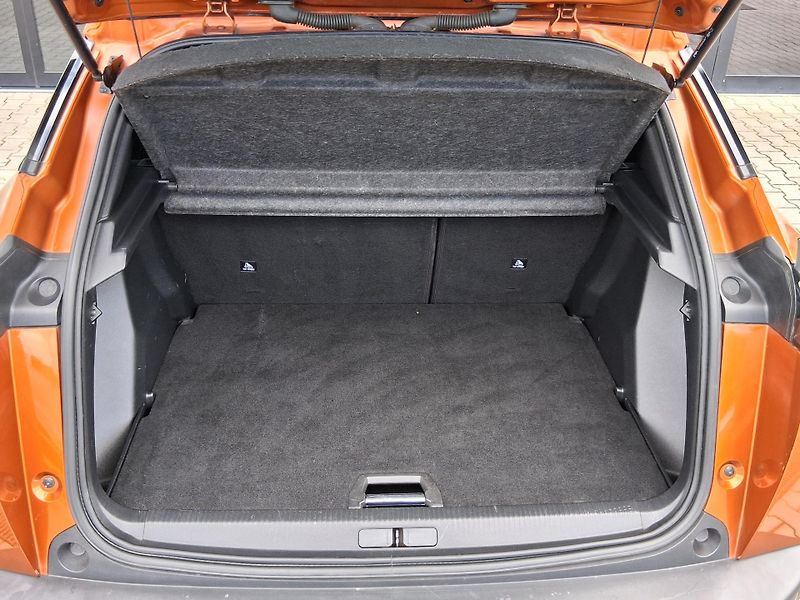 Peugeot 2008 ALLURE 1.5 BlueHDi 96 kW - fotka 6 z 24