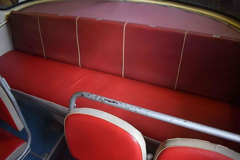 Tomuto autobusu je přesně padesát let. A je zcela původní