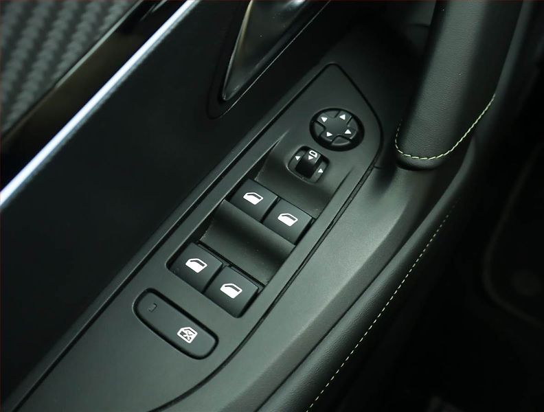 Peugeot 2008 (2021) GT 50 kWh, SoH 85%, Automat - fotka 16 z 19