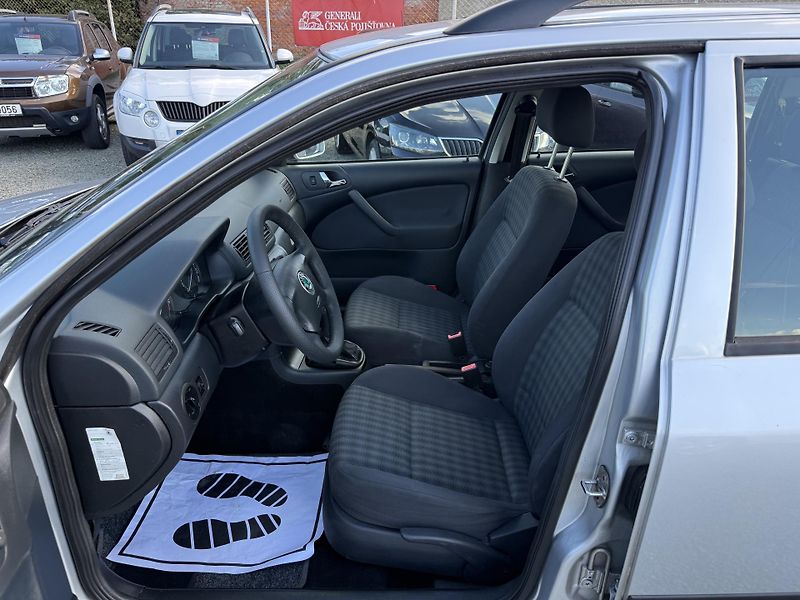 Škoda Octavia 1.6i TOUR - fotka 8 z 13