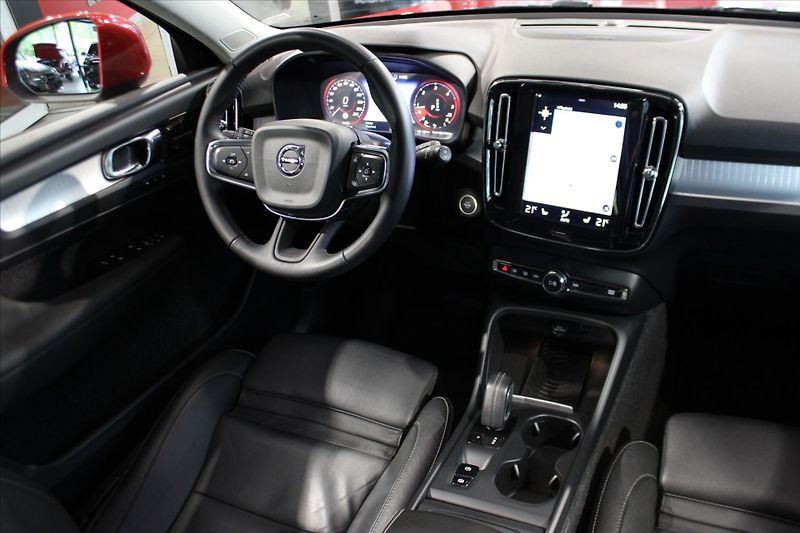 Volvo XC40 D4 AWD Momentum PilotAs/360°/P - fotka 15 z 32