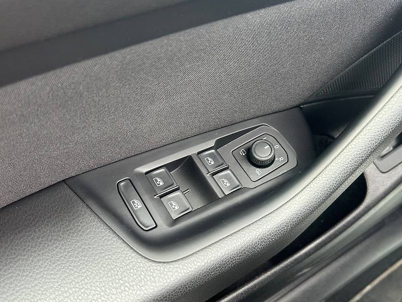 Volkswagen Passat Business  2,0TDi - fotka 21 z 24
