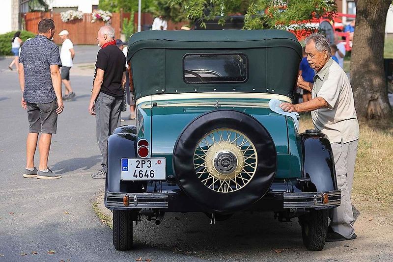 Krása a elegance starých strojů na veteránské vyjížďce plzeňského Veteran Car Clubu v Radobyčicích.