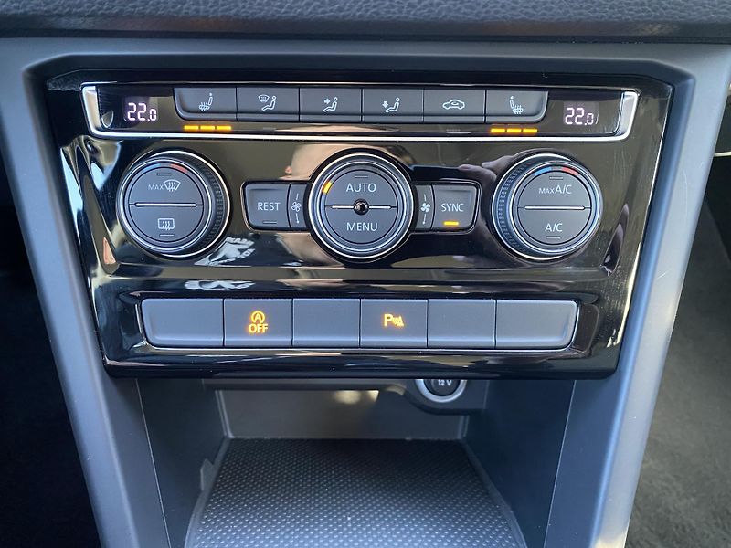 Volkswagen Touran 1.4TSI 110kW- 1xMAJ.-LED- NAVI - fotka 31 z 50