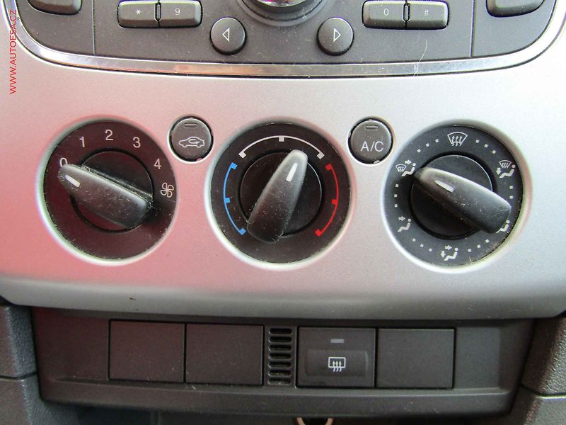 Ford Focus (2007) 1.6i, ČR, AC - fotka 13 z 16
