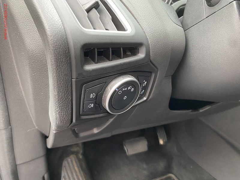 Ford Focus (2017) 1.5 TDCI, AT, navi, xenon - fotka 15 z 18