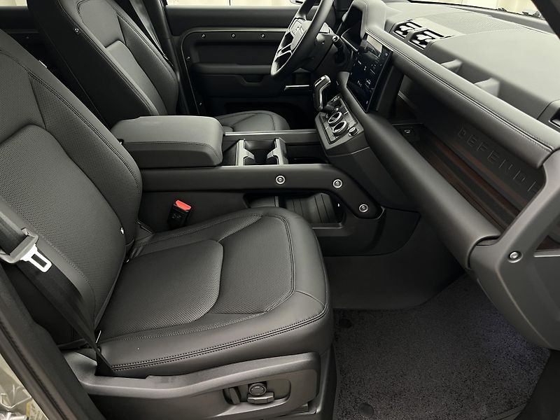 Land Rover Defender 110 D250 X-DYNAMIC SE AWD AUT  - fotka 19 z 45