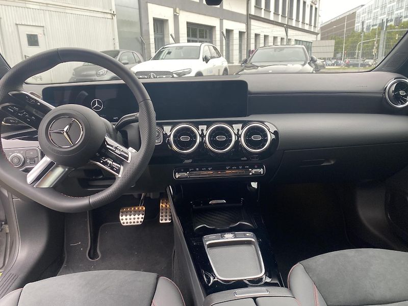 Mercedes-Benz Třídy A 200d AMG - fotka 9 z 10