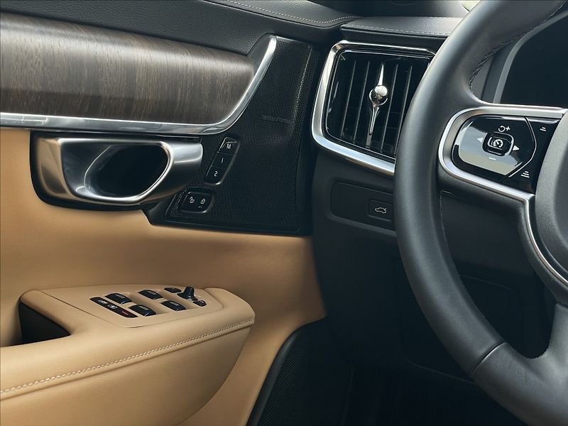 Volvo V90 2,0 B4 AWD Cross Country Plus - fotka 12 z 21