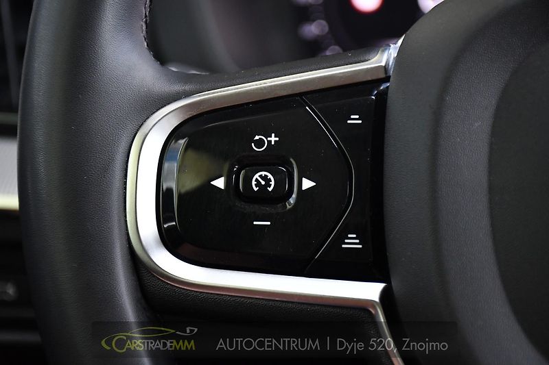 Volvo XC60 2.0T8 R-Desing RECHARGE - fotka 29 z 54