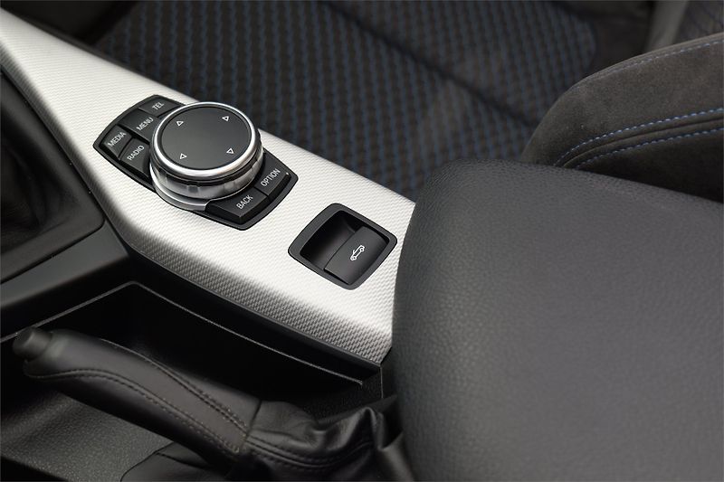 BMW Řada 2 228i Cabrio M-Sport H&K Kamera - fotka 27 z 33