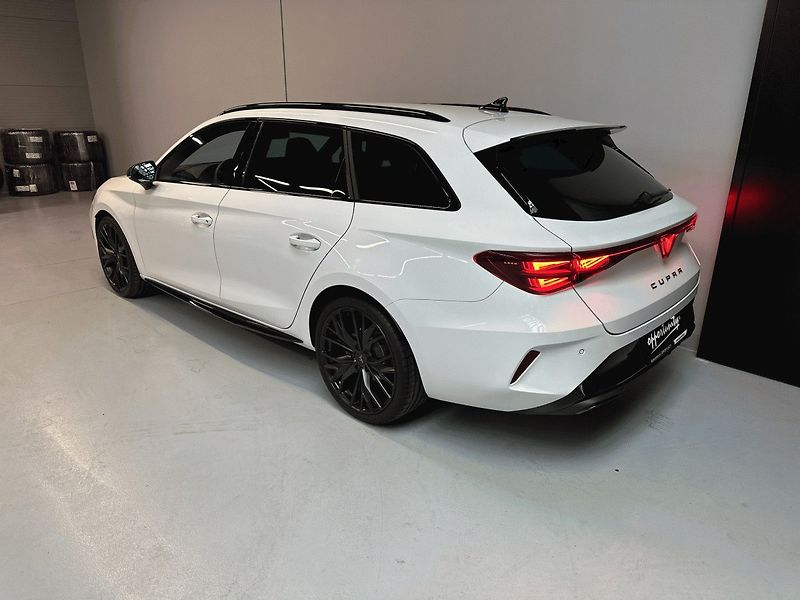 Cupra Leon (2026) SP 1.5 eTSI 150 DSG Black Edit - fotka 5 z 23