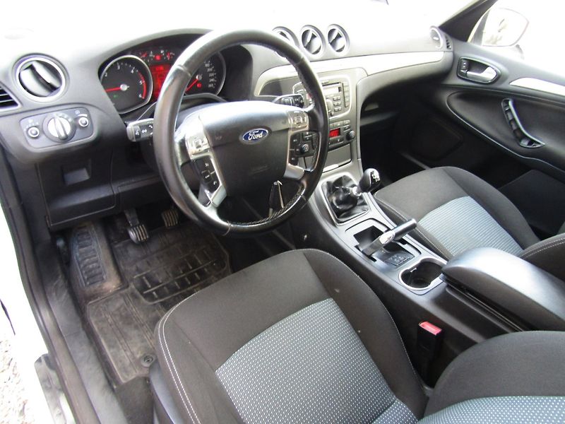 Ford Galaxy (2013) 1.6 TDCi  ZIMNÍ + LETNÍ PNEU - fotka 13 z 34