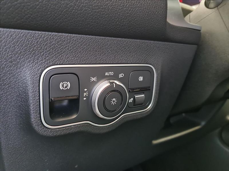 Mercedes-Benz GLB 220 4MATIC - fotka 11 z 22