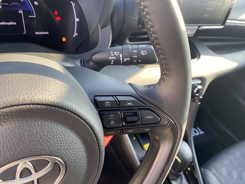 Toyota Yaris 1.5 Hybrid 116 CVT Style - fotka 19 z 24