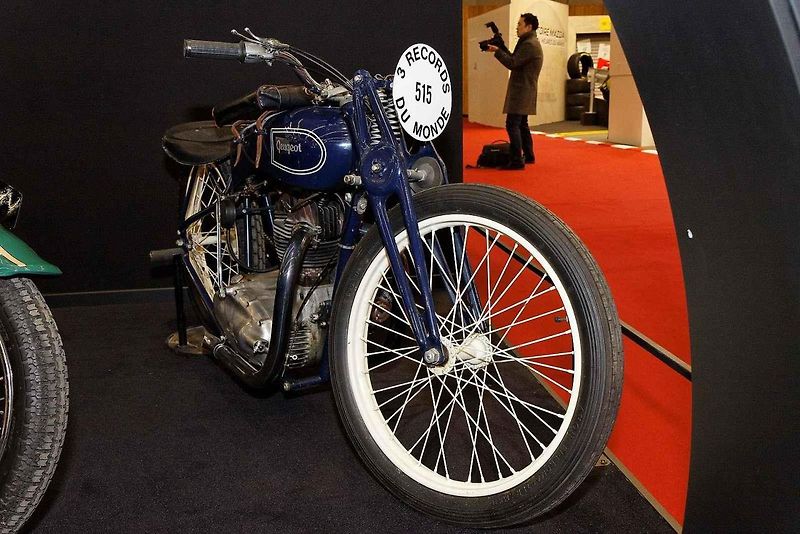 Motocykl Peugeot 515 vystavený na Salon de la moto v roce 2011.