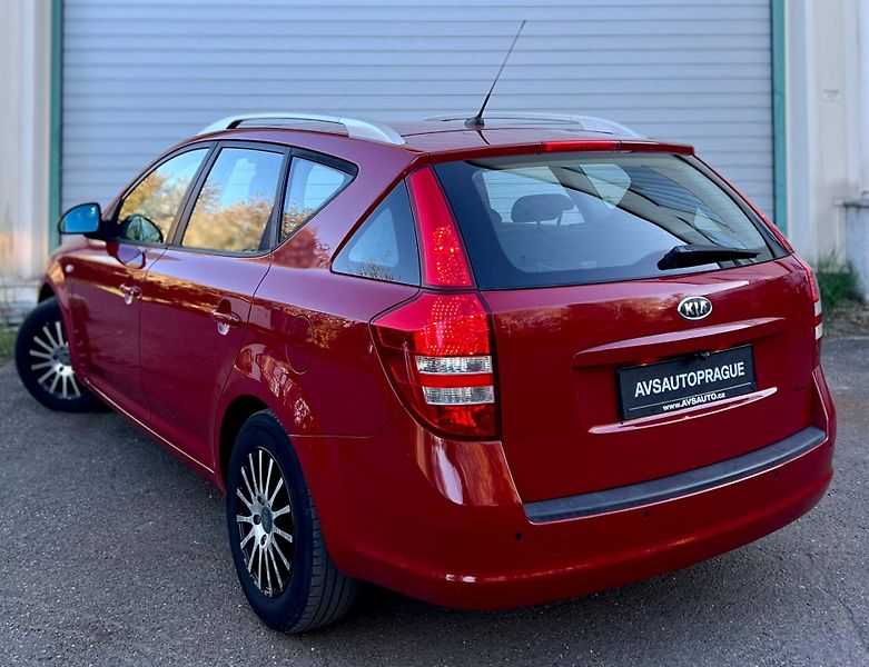 Kia Ceed (2008) 1.6 CRDi (ED)  RODINNÉ KOMBI - fotka 6 z 25