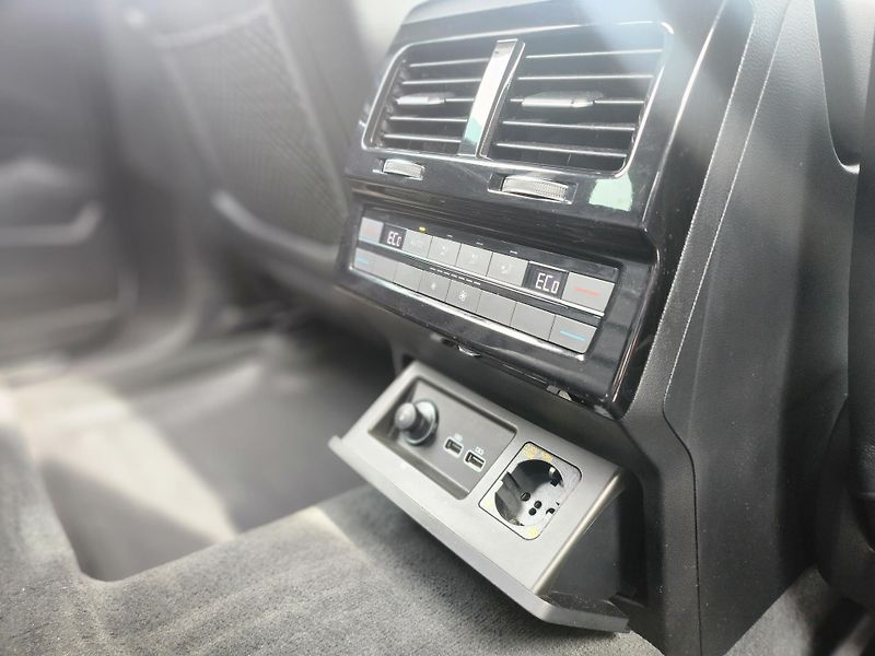 Volkswagen Touareg Elegance 3.0TDi 210kW A8 4x4 - fotka 25 z 27