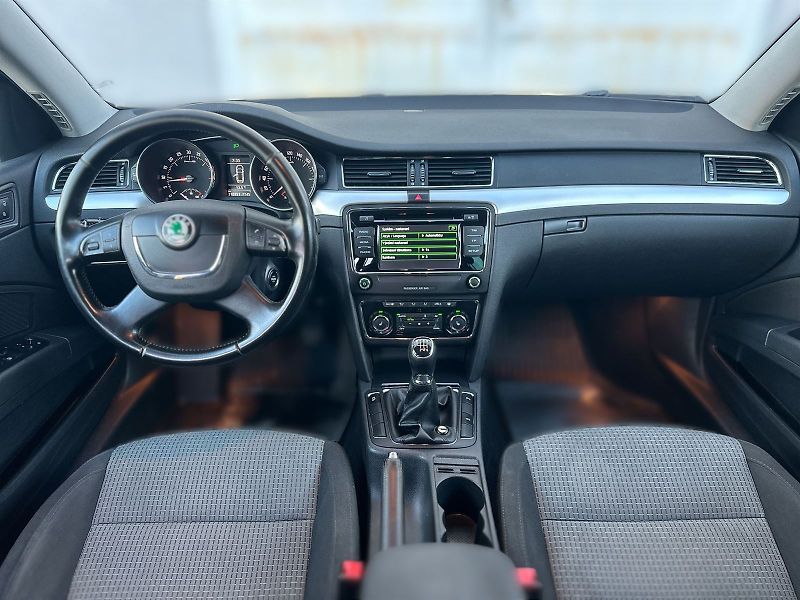 Škoda Superb (2013) Combi 2.0 TDI Ambition - fotka 5 z 33
