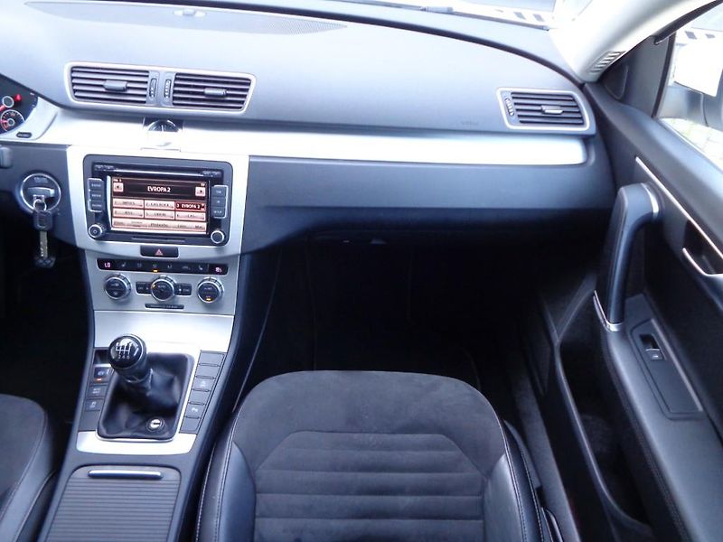 Volkswagen Passat 2.0 TDI Highline 103 kW M6F - fotka 19 z 29