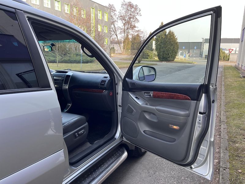 Toyota Land Cruiser 120 3,0D 4WD/automat 8-míst/ČR - fotka 25 z 39