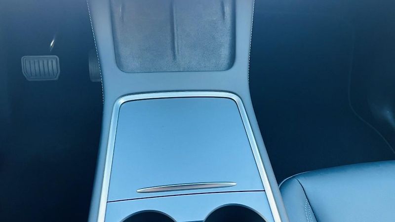 Tesla Model Y (2022) LR AWD Berlin Záruka SoH 93,4% - fotka 26 z 57