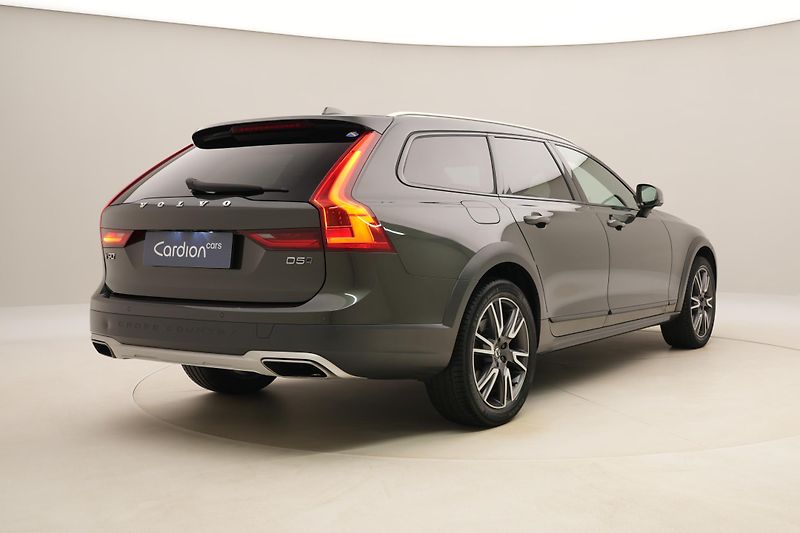 Volvo V90 CC D5 AWD MOMENTUM AUT CZ - fotka 12 z 44