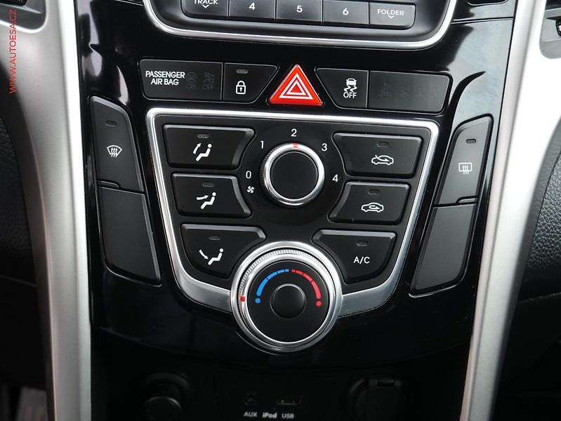 Hyundai i30 (2012) 1.4 i, ČR, AC - fotka 13 z 16