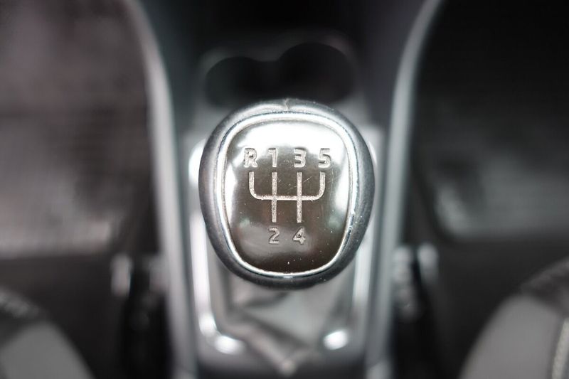 Škoda Rapid 1.6 TDI CR 66kW Ambition Fresh - fotka 18 z 24