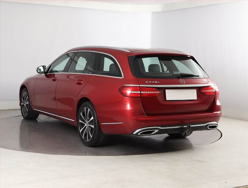 Mercedes-Benz Třídy E (2019) E 220 d - fotka 4 z 26