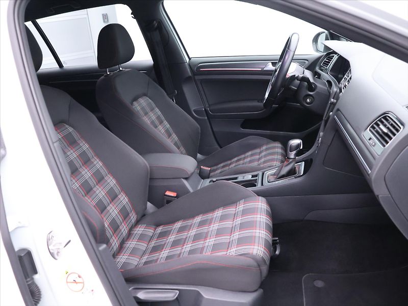 Volkswagen Golf 2,0 TSI GTI Performance DSG - fotka 14 z 29