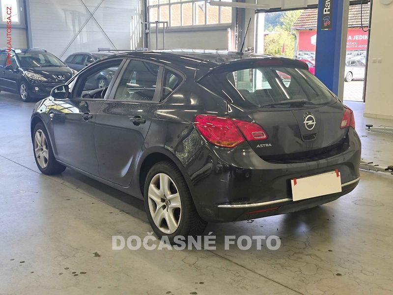 Opel Astra (2014) 1.4 16V, servis.kniha - fotka 2 z 3