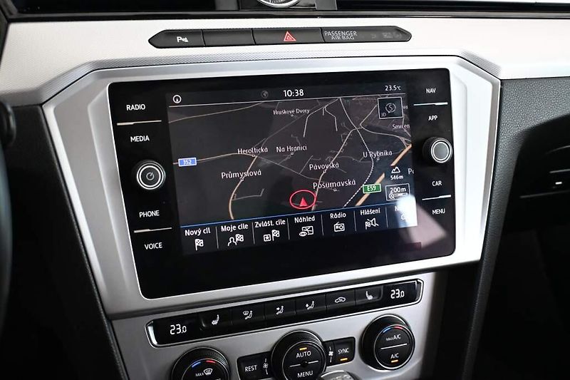 Volkswagen Passat (2018) 2.0 LED ACC TDI - fotka 16 z 32