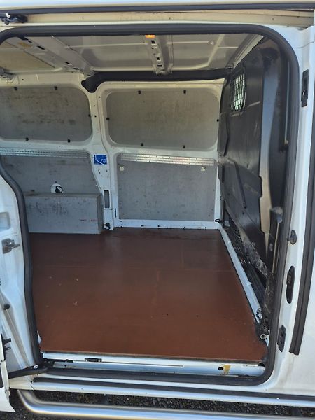 Ford Transit Custom (2013) 2.2Tdci 92Kw L1H1 klima - fotka 17 z 17