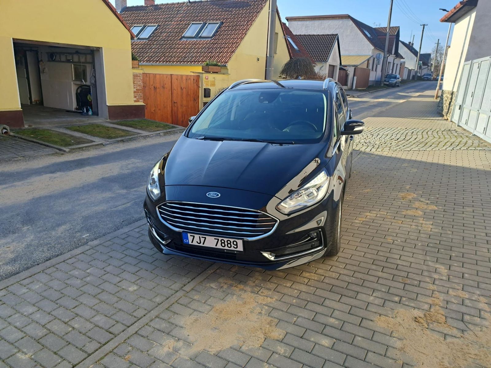 Ford S-MAX 2.5 HYBRID,  5,3L/100KM!
